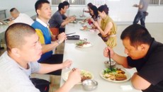 通过家长开放日规范食堂管理