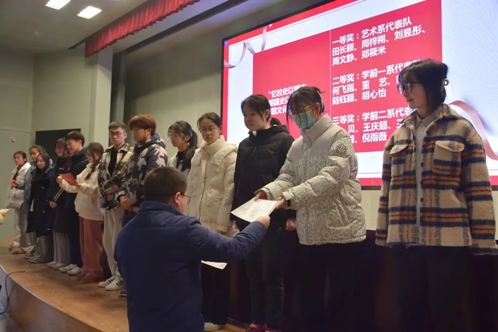 与会领导为获奖同学颁奖瞬间