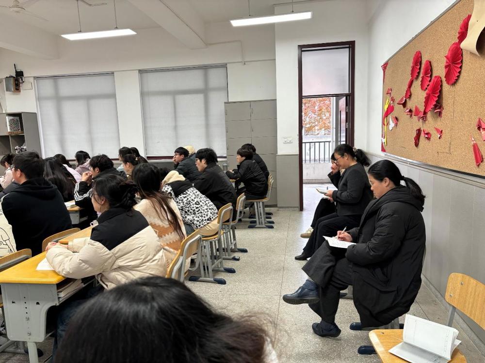 一群人在房间里

描述已自动生成